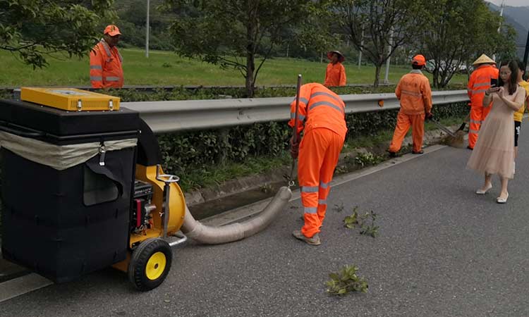 濟(jì)南城市環(huán)衛(wèi)引進(jìn)手推式樹葉收集器，用于綠化帶落葉收集