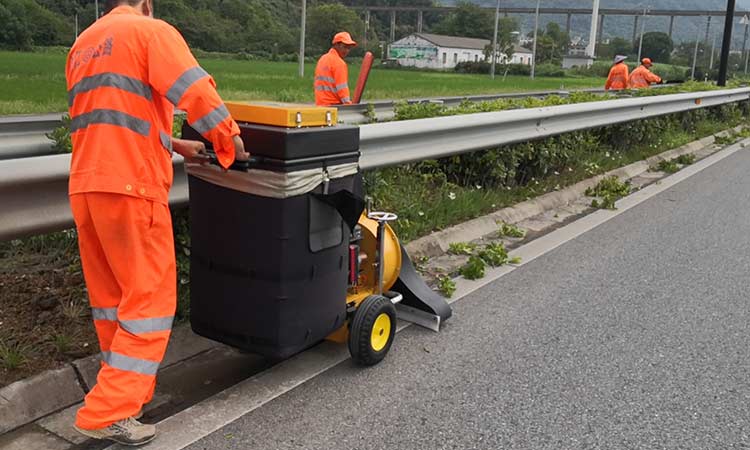 手推式樹葉收集器環(huán)衛(wèi)作業(yè)