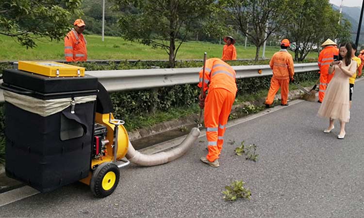 義烏園林環(huán)衛(wèi)公司采購(gòu)多臺(tái)手推式樹(shù)葉收集器用于園林綠化落葉清理工作