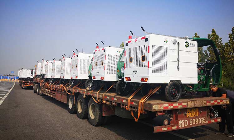 可上牌小型高壓清洗車交付使用現(xiàn)場(chǎng)，可用于環(huán)衛(wèi)人行道高壓清洗