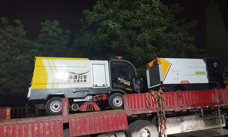 慢車(chē)道四輪洗掃車(chē)