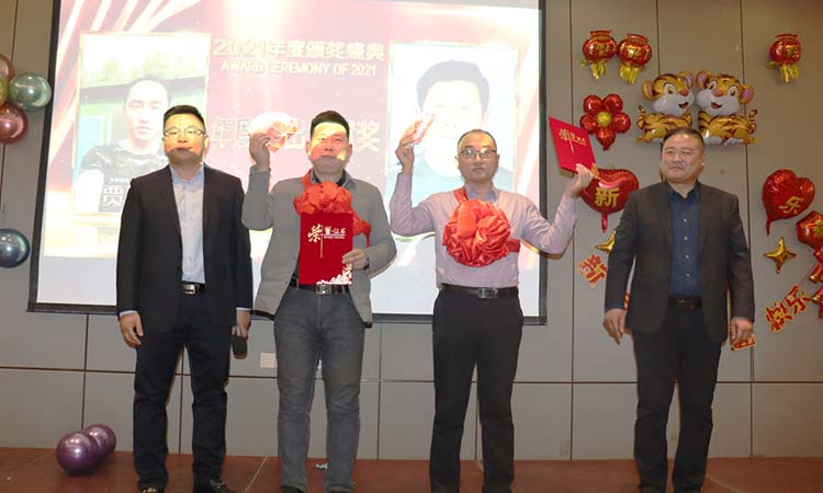 年度突出貢獻(xiàn)獎