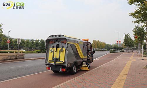 小型洗掃車清掃人行道，無揚(yáng)塵優(yōu)勢更明顯