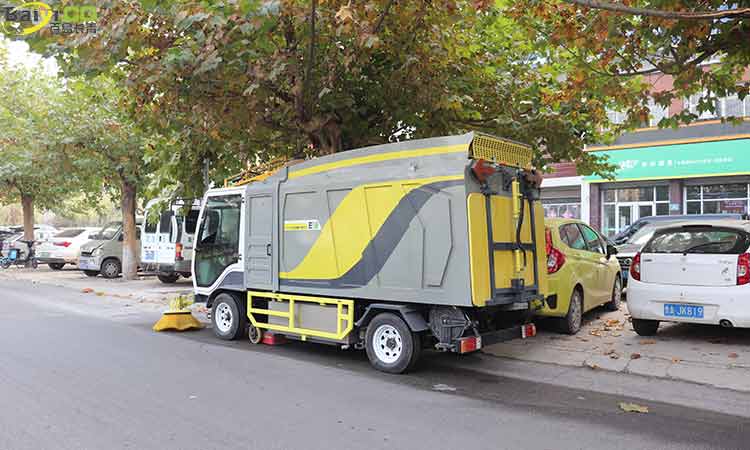 電動(dòng)樹葉收集車
