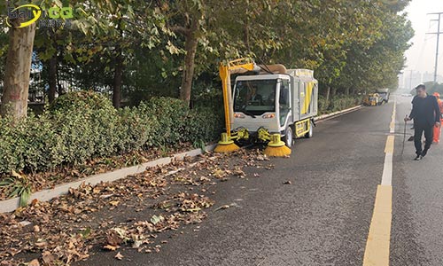 純電動樹葉收集車，秋季落葉收集，其他季節(jié)可作為洗掃車高壓清洗車使用