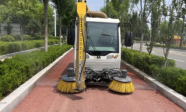 草坪上吸樹葉的機器