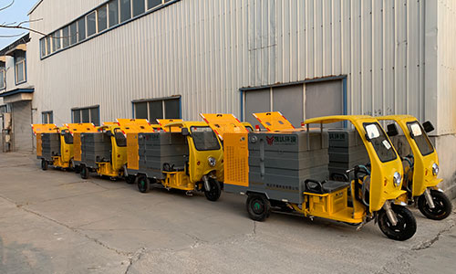 凱達環(huán)境定制三輪高壓清洗車發(fā)貨交接現(xiàn)場