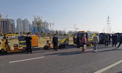 三輪高壓清洗車以及其他環(huán)衛(wèi)車輛試車現(xiàn)場(chǎng)