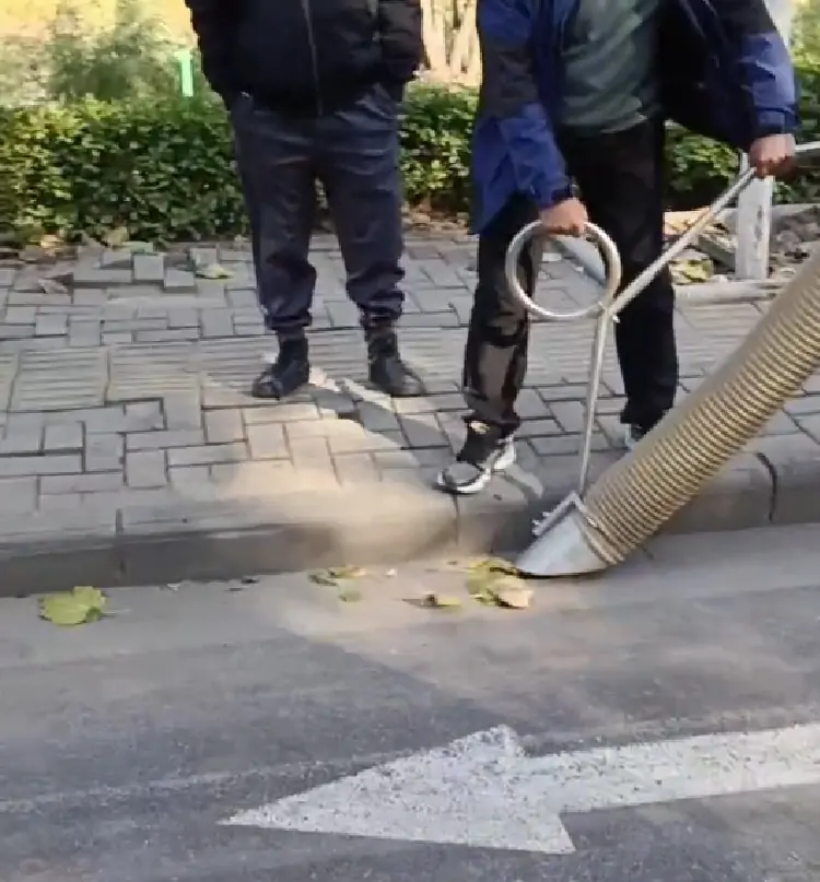 電動(dòng)樹葉收集車