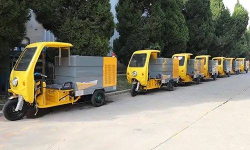 小型三輪高壓清洗車，洗掃車已裝車準(zhǔn)備發(fā)往某環(huán)衛(wèi)公司