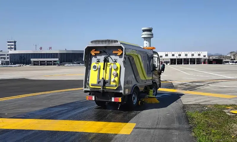 小型純電動(dòng)洗掃車機(jī)場路面保潔養(yǎng)護(hù)，搭載智慧環(huán)衛(wèi)大數(shù)據(jù)運(yùn)維平臺(tái)，后臺(tái)遠(yuǎn)程監(jiān)控！