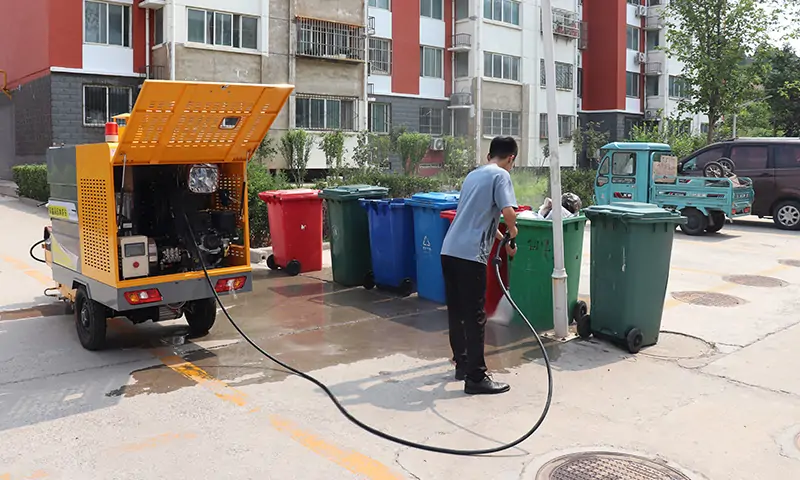 冬季來臨，物業(yè)小區(qū)在選擇高溫高壓清洗車的時(shí)候要注意哪些問題呢？