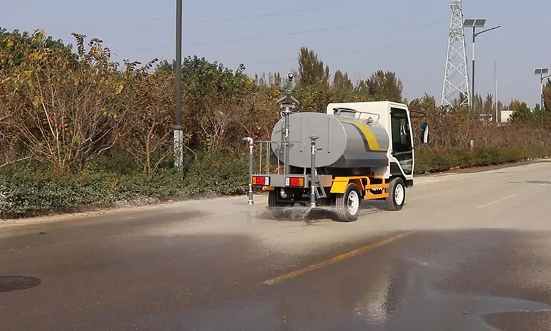 園林景區(qū)綠化面積大，不好管理？四輪電動(dòng)灑水車(chē)，一車(chē)問(wèn)題全解決！