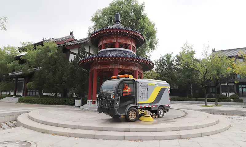 背街小巷、廣場公園狹窄的人行道道路也能洗掃？沒錯，這款車就可以做得到！