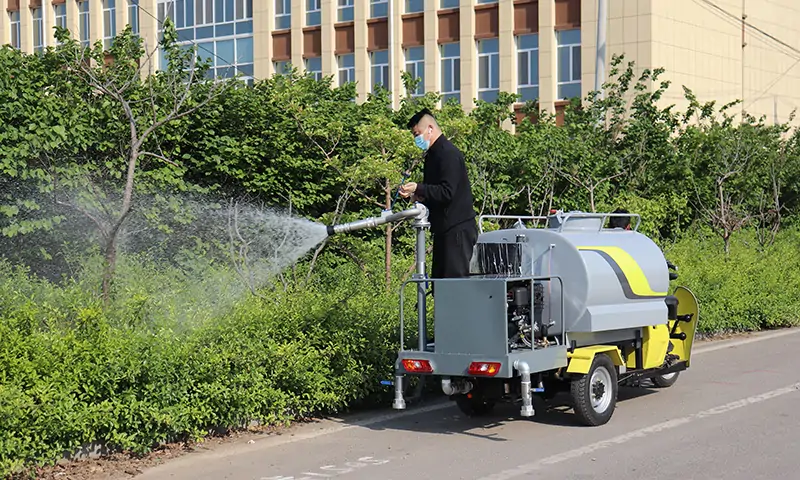 三輪純電動(dòng)灑水車(chē)小區(qū)道路養(yǎng)護(hù)，治理春季揚(yáng)塵衛(wèi)生治理，純電動(dòng)更環(huán)保！