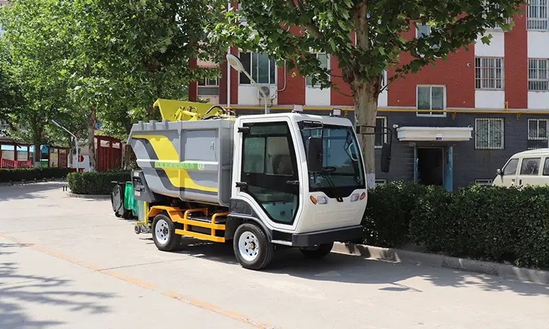 純電動(dòng)后裝式垃圾清運(yùn)車，解決當(dāng)前物業(yè)小區(qū)垃圾轉(zhuǎn)運(yùn)困難問題，純電動(dòng)，更環(huán)保！