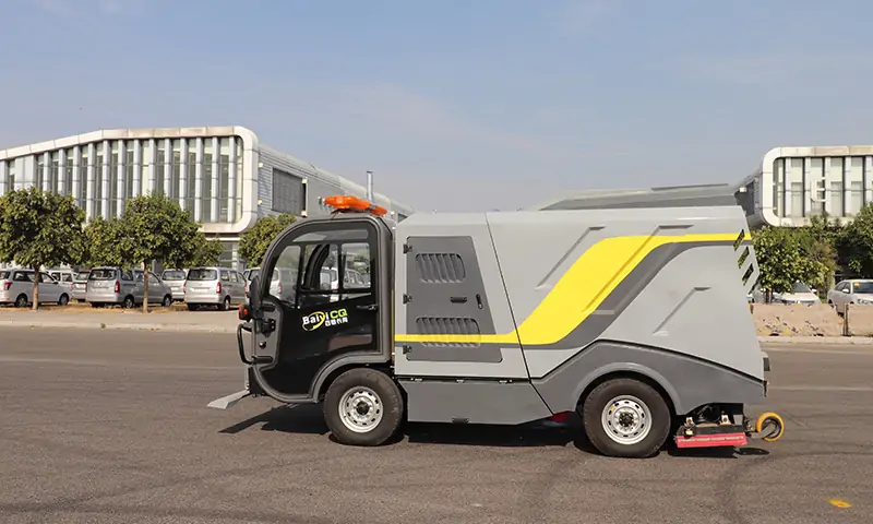 純電動(dòng)深度清潔車，深度清潔，以克論凈，完成區(qū)域地面深度清潔，還原路面本色！