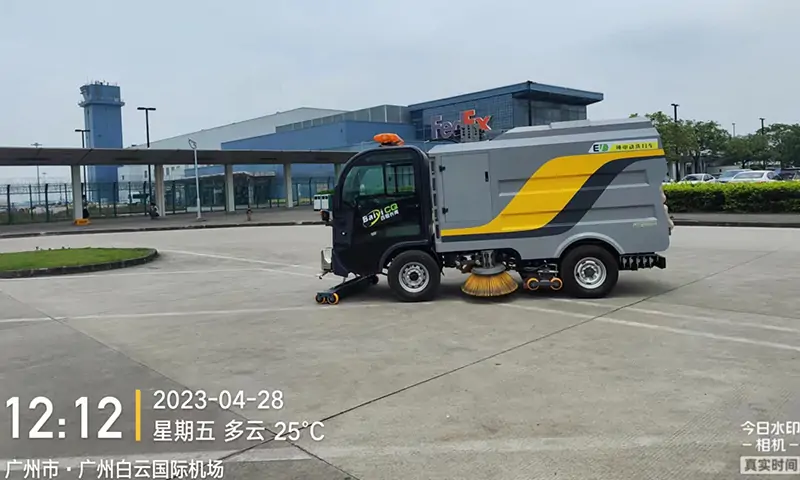 百易純電動(dòng)洗掃車(chē)到達(dá)白云機(jī)場(chǎng)，助力機(jī)場(chǎng)環(huán)衛(wèi)環(huán)境建設(shè)，共建美好城市形象！