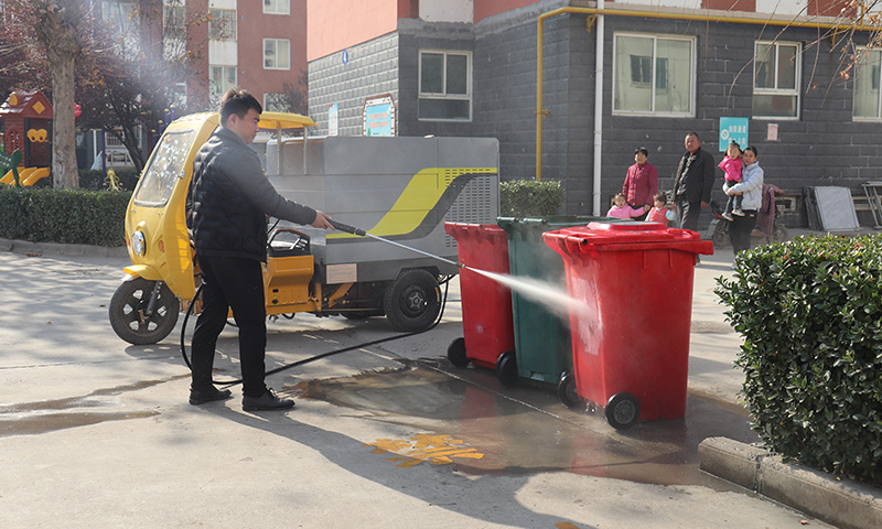 純電動(dòng)高壓沖洗車，人行道輔道路沿石一沖即凈！手持噴槍用處更廣！