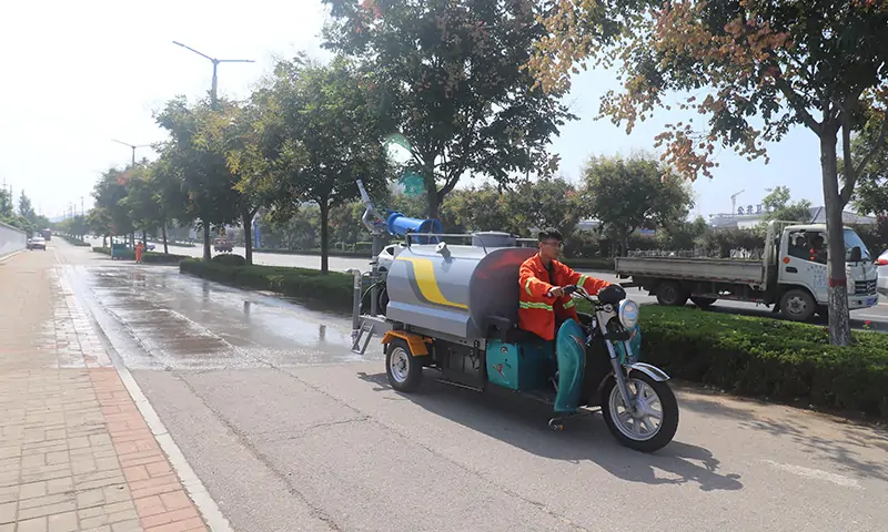 三輪樹葉收集車，體積小巧，操作簡單，環(huán)衛(wèi)作業(yè)必不可少落葉收集神器！