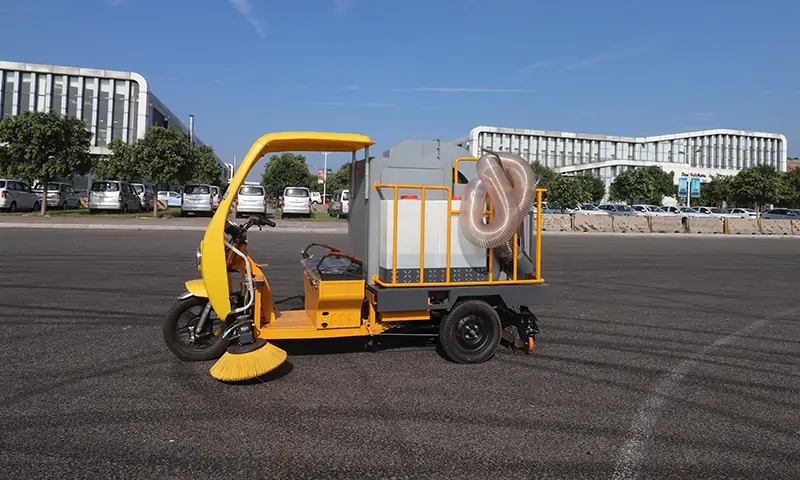 高效便捷的三輪駕駛式樹葉收集車，改善清潔工作效率！