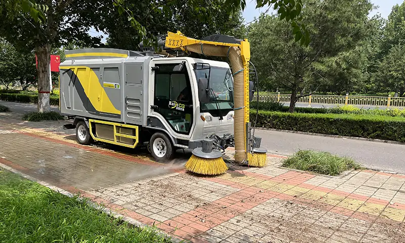 樹葉收集車——引領(lǐng)綠色清潔革命的力量，落葉收集專用車輛。