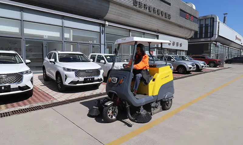 小型三輪駕駛式掃地車：高效清潔與環(huán)保共贏，純電動(dòng)，更環(huán)保！