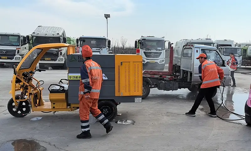 三輪多功能高壓清洗車發(fā)貨！助力城市美好環(huán)境建設(shè)！