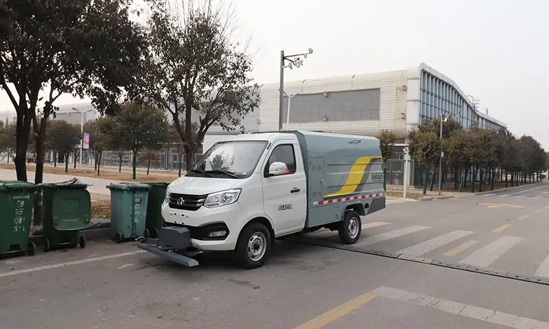 純電動(dòng)多功能道路養(yǎng)護(hù)車(chē)：城市道路清潔的全新選擇