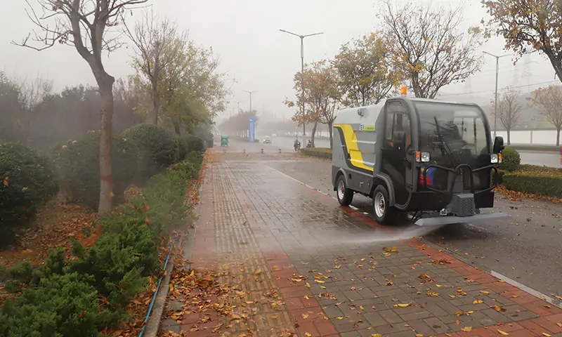 純電動(dòng)四輪高壓清洗車：高效環(huán)保的環(huán)衛(wèi)利器