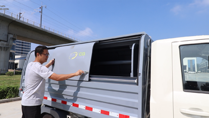 純電動自卸式垃圾車BY-LF3000操作環(huán)境