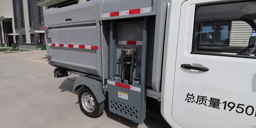 新能源垃圾車，側(cè)裝垃圾車，小型垃圾清運(yùn)車，純電動(dòng)垃圾車