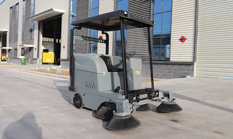 綠色環(huán)保新裝備——純電動(dòng)三輪駕駛式清掃車全面升級城市清潔水平