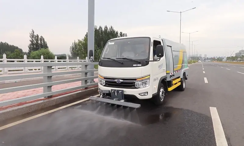 新能源路面養(yǎng)護(hù)車(chē)——讓城市清潔更智能、更高效
