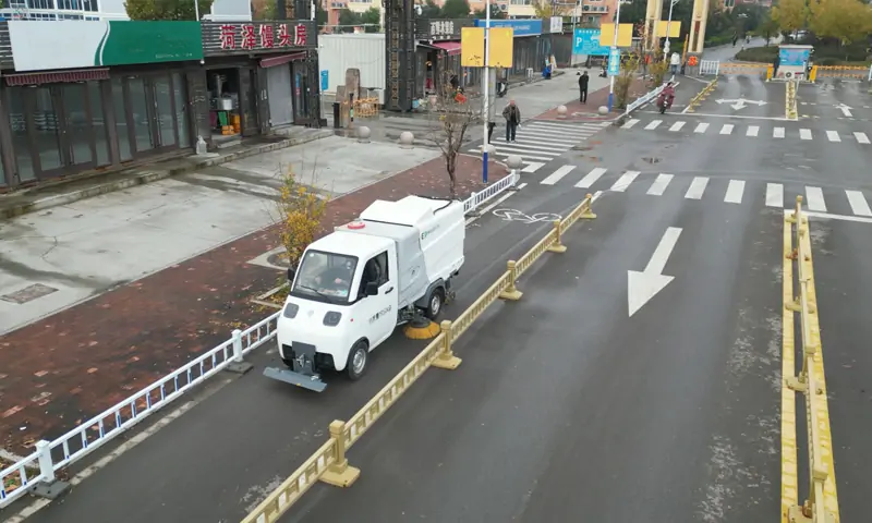 新能源洗掃車(chē)現(xiàn)場(chǎng)作業(yè)震撼呈現(xiàn)：小車(chē)身、大能量，城市清潔新利器
