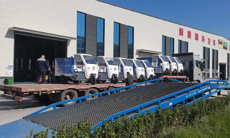 三輪多功能高壓清洗車(chē)交付客戶(hù)現(xiàn)場(chǎng) 小型化、多功能、易操作成亮點(diǎn)